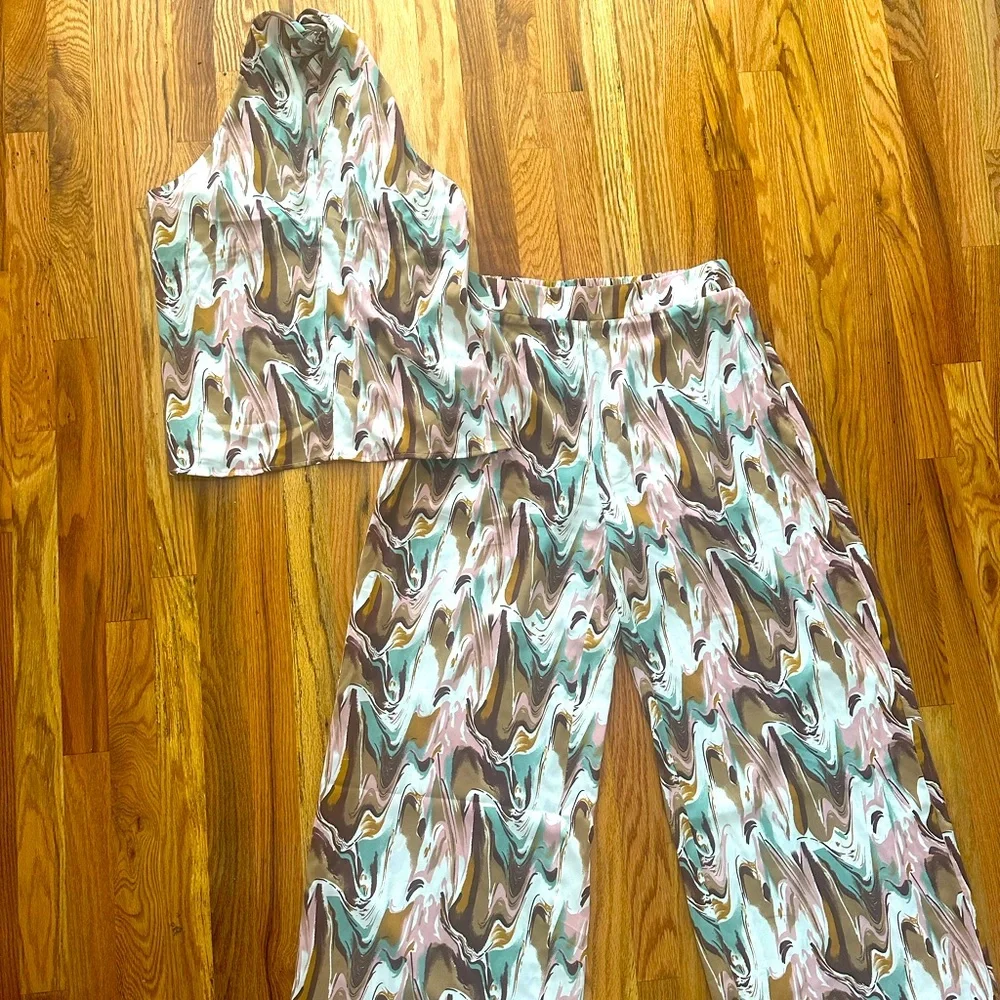 Abstract Patterned Two-Piece Set - Picture 2 of 10